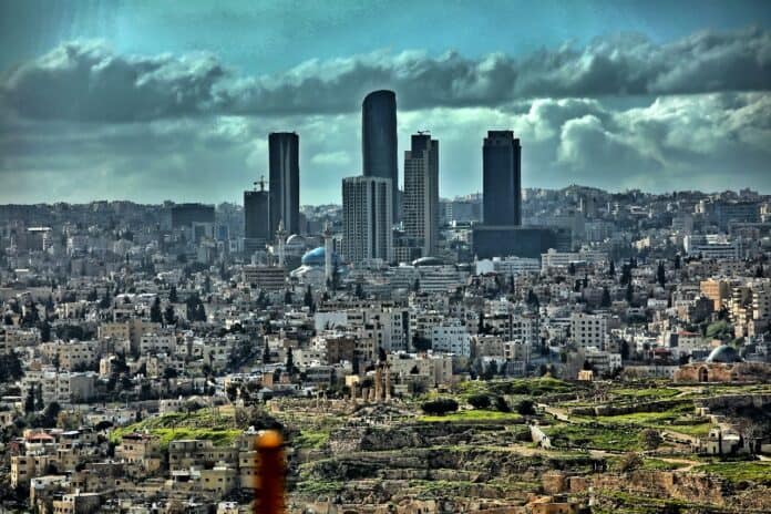 طقس الأردن: أمطار غزيرة وتحذيرات سيول