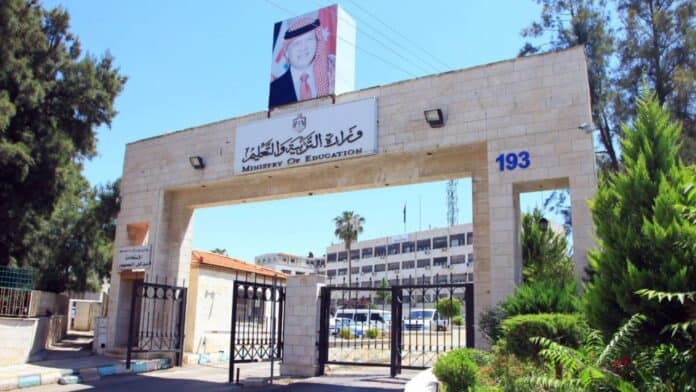 التربية تودع رواتب التعليم الإضافي والمسائي في البنوك