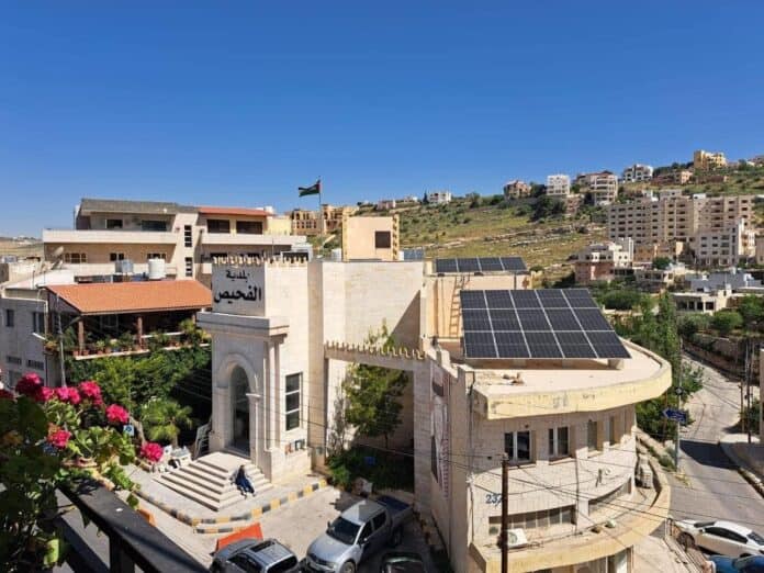 الأردن يوسع مشروع الطاقة الشمسية في البلديات