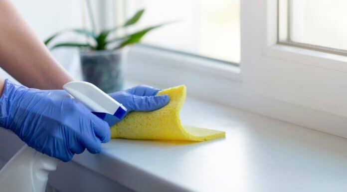 تنظيف عتبات النوافذ البلاستيكية بسهولة