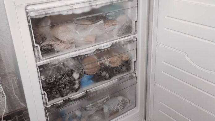 طريقة سريعة لإذابة ثلج الفريزر خلال 20 دقيقة