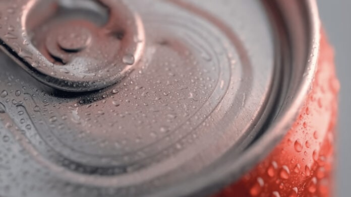 مشروب شائع يضعف العظام ويسحب الكالسيوم