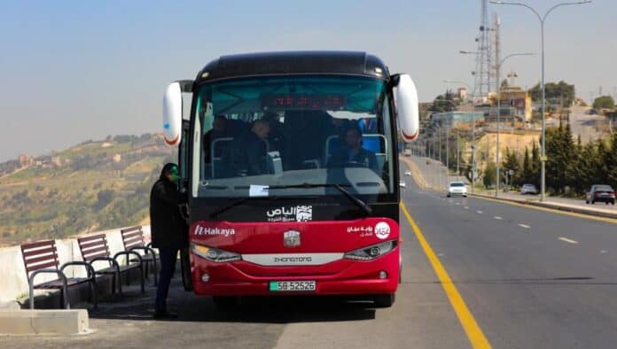 مشروع مظلات انتظار جديدة للنقل في البلقاء