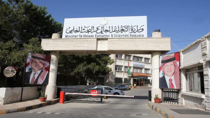 منح دراسية في سلوفاكيا والهند 2026