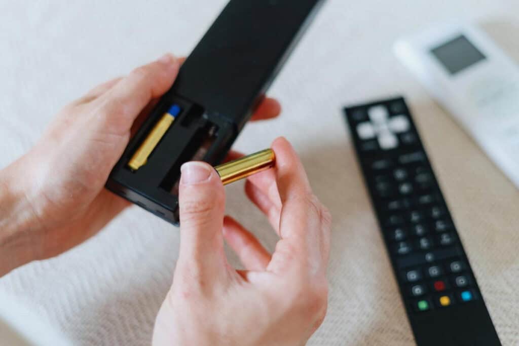 كم مرة يجب تنظيف جهاز التحكم بالتلفاز؟ خبراء يكشفون التوقيت المثالي