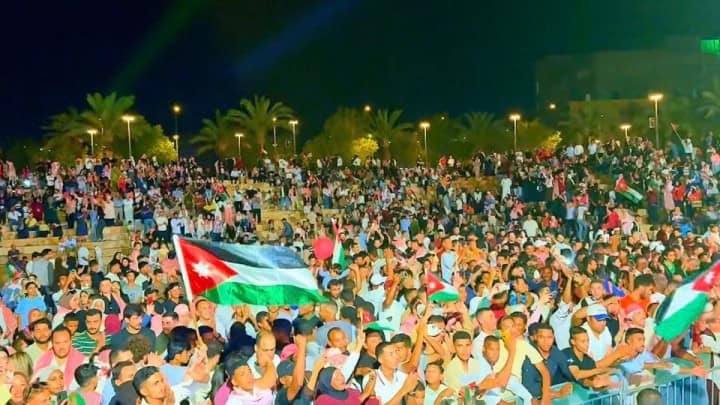 كورنيش البحر الميت يحتضن احتفالاً وطنياً ضخماً بعيد الاستقلال بحضور الآلاف