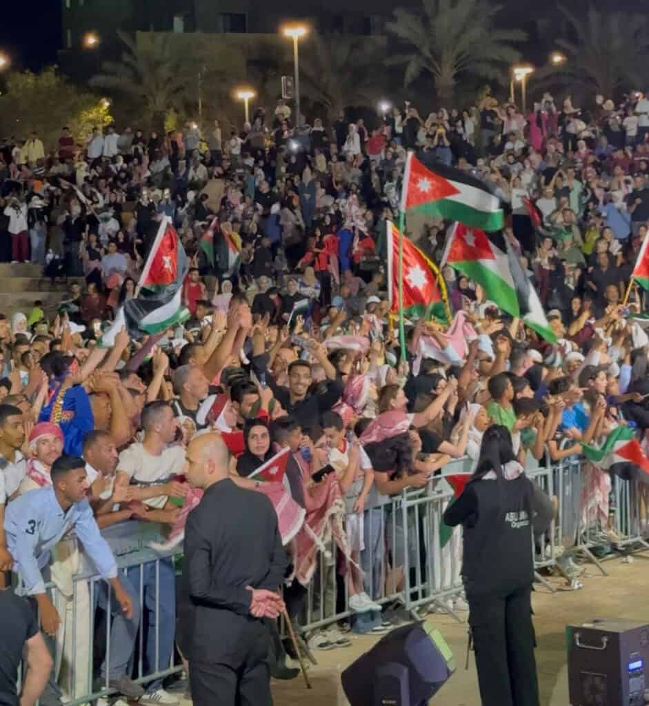 كورنيش البحر الميت يحتضن احتفالاً وطنياً ضخماً بعيد الاستقلال بحضور الآلاف