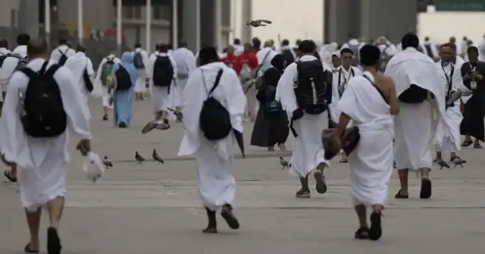 توافد الحجاج إلى منى وسط استعدادات ضخمة