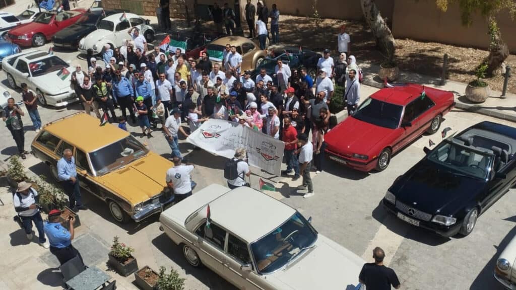 موكب سيارات كلاسيكية يجوب مادبا احتفالاً بالمناسبات الوطنية الأردنية