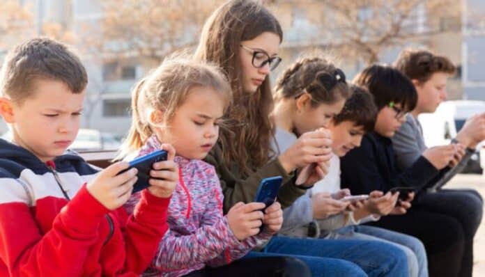 الإمارات تحظر مواقع التواصل على الأطفال دون 15 عاماً