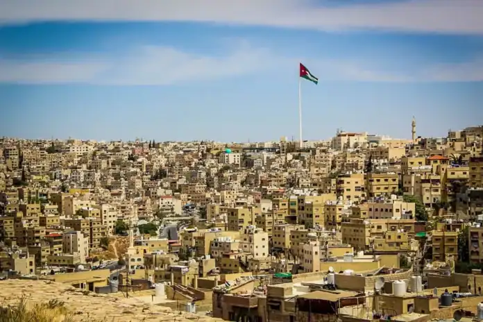 طقس الأردن حتى السبت.. أجواء معتدلة وحرارة بالأغوار