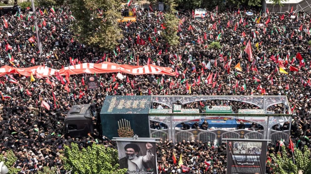 حشود كبيرة تشارك في مراسم وداع خامنئي بمدينة قم وسط استمرار التشييع في عدة مدن