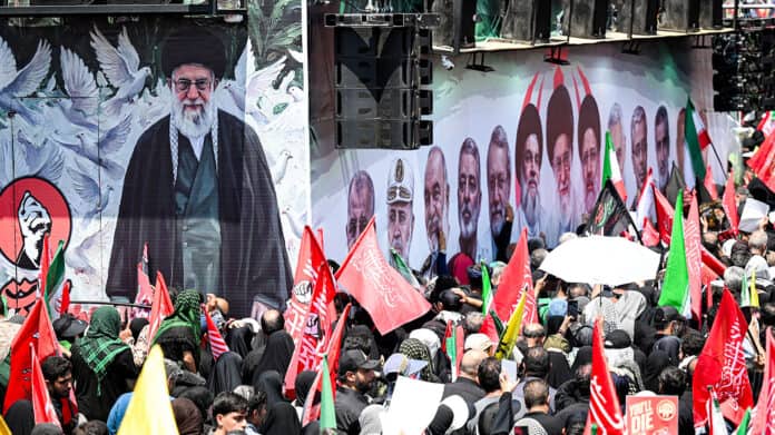 حشود كبيرة تشارك في وداع خامنئي بمدينة قم