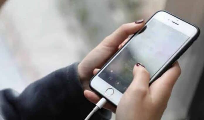 هل استخدام الهاتف أثناء الشحن يضر البطارية؟