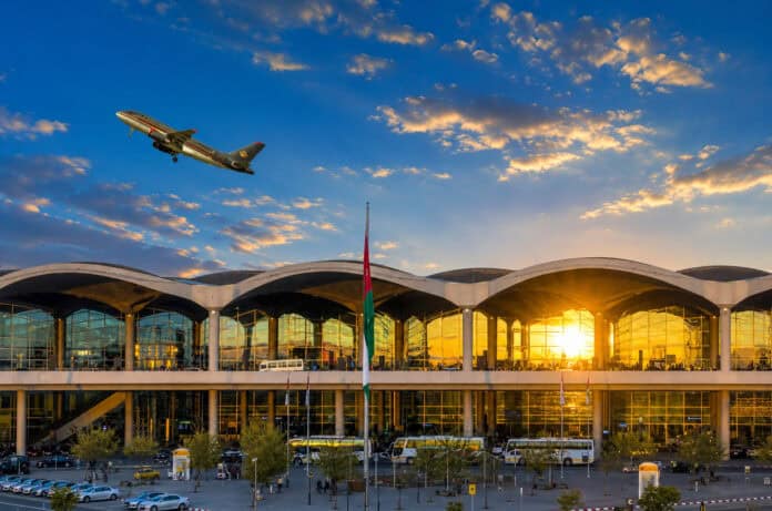 السيطرة على حريق خارج حرم مطار الملكة علياء