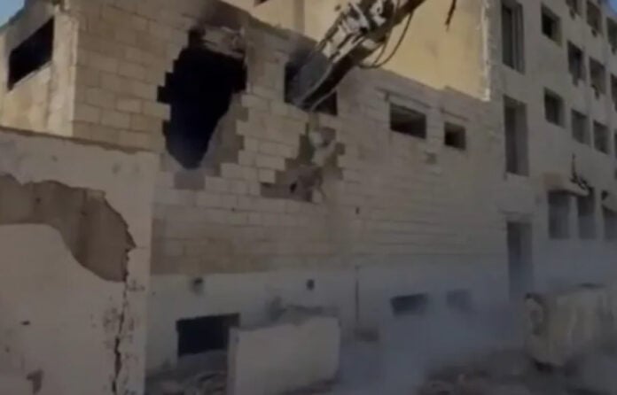 إزالة فندق كراون المهجور في عمّان