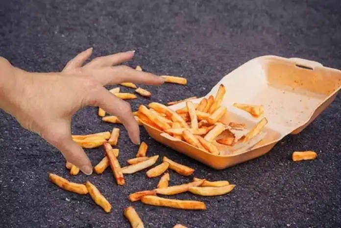 قاعدة الخمس ثوانٍ تحت الاختبار.. أي طعام تلوث أكثر؟