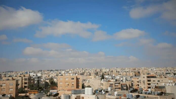 كتلة هوائية رطبة تخفض الحرارة في الأردن اليوم