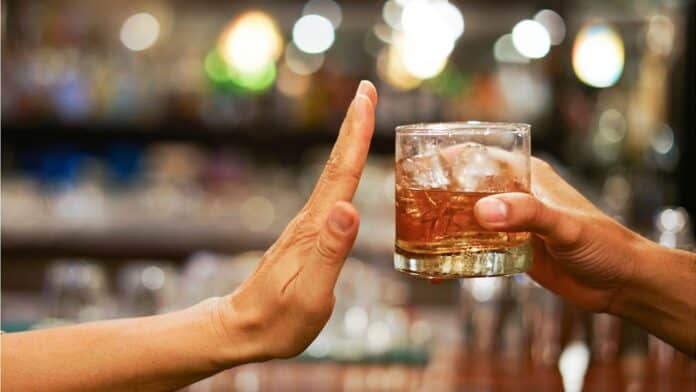 لماذا تستيقظ فجراً بعد شرب الكحول؟ العلم يفسر