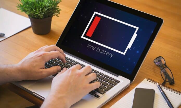 لماذا ينطفئ اللابتوب فجأة؟ افحص البطارية