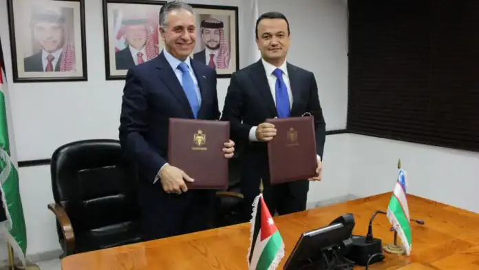 وزير الصناعة والتجارة يعرب القضاة مع وزير الاستثمار الأوزبكي لذيذ قادرتوف