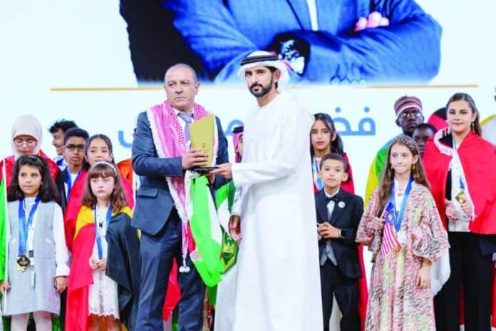 الأستاذ فخري محمود مياس من مديرية تربية لواء الرمثا خلال تكريمه في تحدي القراءة العربي بدبي
