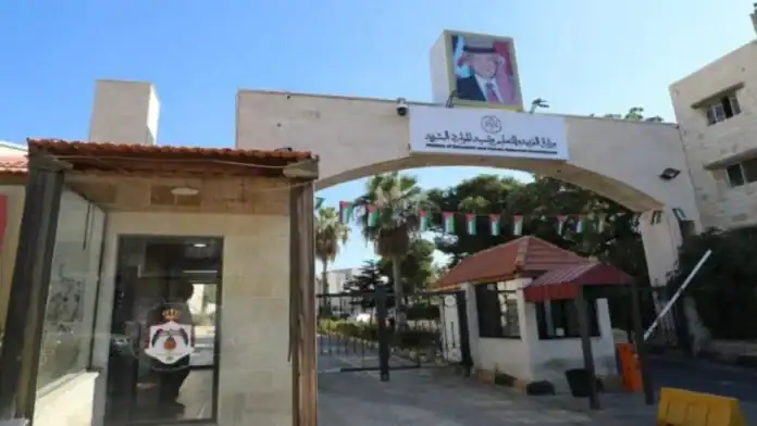الناطق باسم وزارة التربية والتعليم مهند الخطيب متحدثا عن شهادة التوجيهي من خارج المملكة